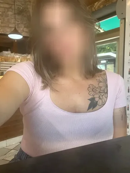 Amira, 40