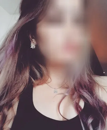 Holly, 32