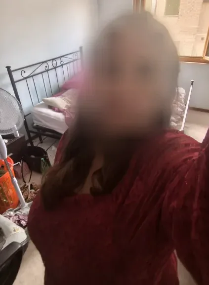 Mia, 32