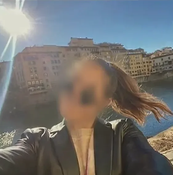 Mia, 27